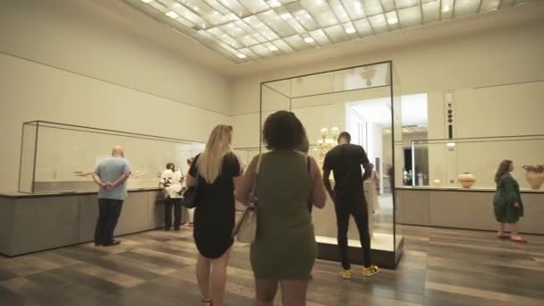 Pessoas olhando para exposições no novo Museu do Louvre em Abu Dhabi — Vídeo de Stock