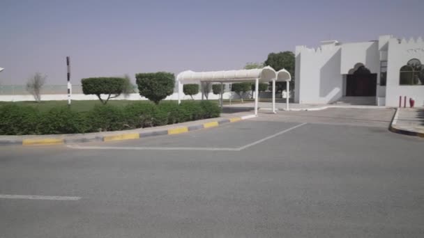 Территория отеля Liwa в пустыне Rub al Khali Объединенные Арабские Эмираты — стоковое видео
