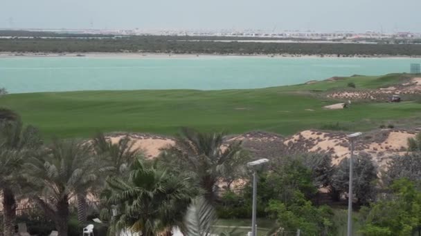 Поля для гольфа у моря на острове Яс в Абу-Даби — стоковое видео