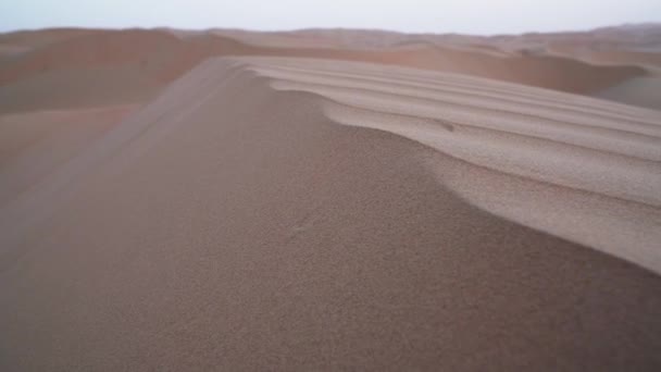 Пустыня Руб аль-Хали на закате в ОАЭ снята на видео — стоковое видео