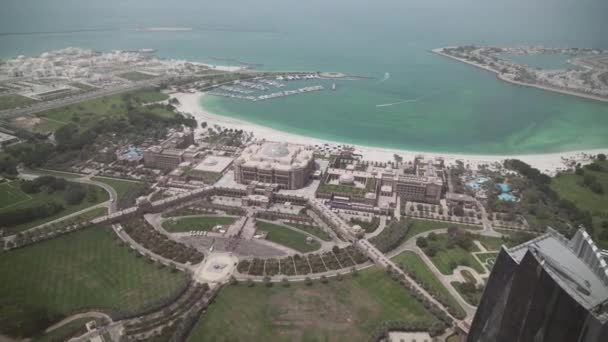 Prezidentské Hotel Emirates Palace v Abú Dhabí pohled shora stopáže videa — Stock video
