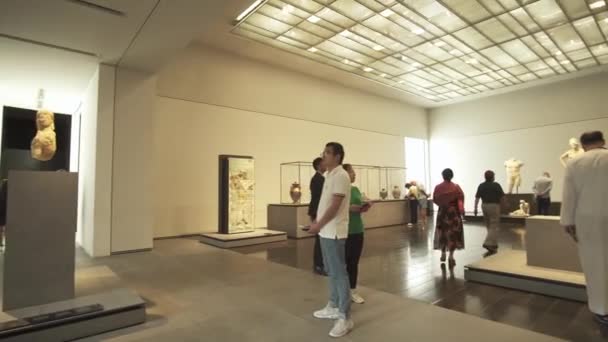 Abu Dhabi Uea April 2018 Orang Orang Melihat Pameran Museum — Stok Video