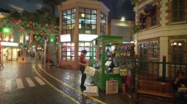 KidZania Dubai çocuklar ve ebeveynleri Dubai Alışveriş Merkezi Stok görüntüleri video, güvenli ve çok gerçekçi eğitim ortamı sağlar