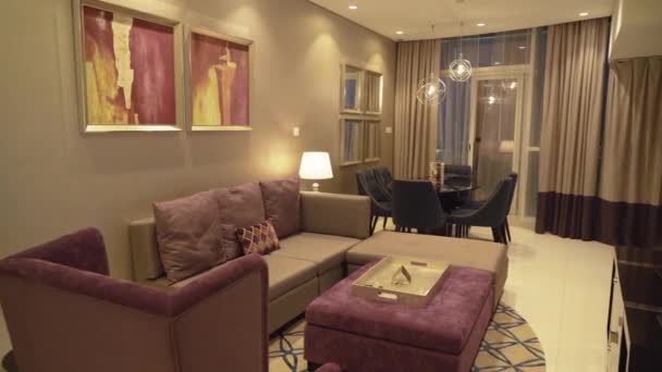 Sala de estar nos apartamentos do hotel Damac Maison Dubai Mall Street stock footage vídeo — Vídeo de Stock