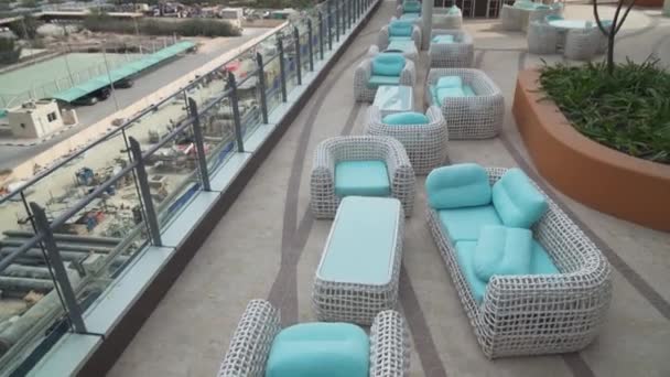 Ανοιχτή βεράντα του ξενοδοχείου Damac Maison Dubai Mall Street πλάνα βίντεο — Αρχείο Βίντεο