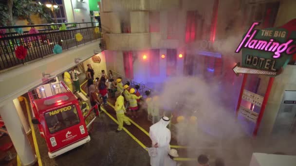 KidZania Dubai çocuklar ve ebeveynleri Dubai Alışveriş Merkezi Stok görüntüleri video, güvenli ve çok gerçekçi eğitim ortamı sağlar — Stok video