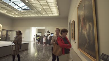 Abu Dabi stok görüntüleri video yeni Louvre Müzesi'nde sergilenen bakarak insanlar