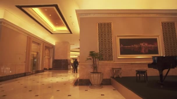 Wnętrze prezydenckich hotelu Emirates Palace w Abu Dhabi Stockowy wideo — Wideo stockowe