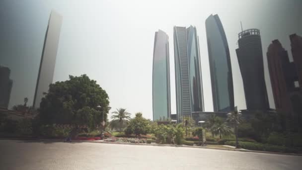 Mrakodrapy v Abú Zabí pohled z trávníku hotel Emirates Palace stopáže videa — Stock video