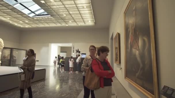 Люди, рассматривающие экспонаты в новом Музее Лувра в Абу-Даби — стоковое видео