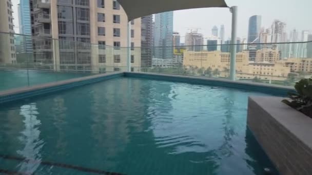 Εξωτερική πισίνα με όμορφη θέα στο κέντρο της πόλης Ντουμπάι σε Damac Maison Dubai Mall Street πλάνα βίντεο — Αρχείο Βίντεο