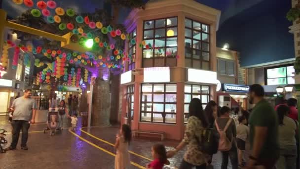 KidZania Dubai çocuklar ve ebeveynleri Dubai Alışveriş Merkezi Stok görüntüleri video, güvenli ve çok gerçekçi eğitim ortamı sağlar — Stok video