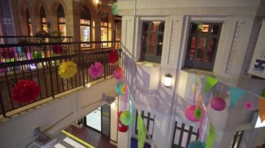 KidZania Dubai çocuklar ve ebeveynleri Dubai Alışveriş Merkezi Stok görüntüleri video, güvenli ve çok gerçekçi eğitim ortamı sağlar