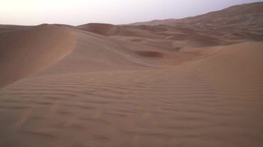 Üzerinde güzel kumulları günbatımı Birleşik Arap Emirlikleri stok görüntüleri video önce Rub al hali çölde kum Rüzgar kovalayan
