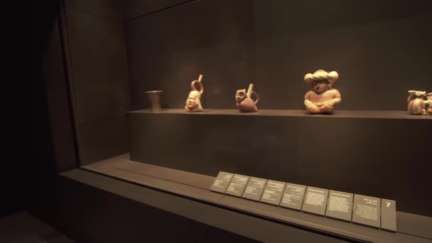 Stelt tentoon in het nieuwe Museum van het Louvre in Abu Dhabi stock footage video — Stockvideo
