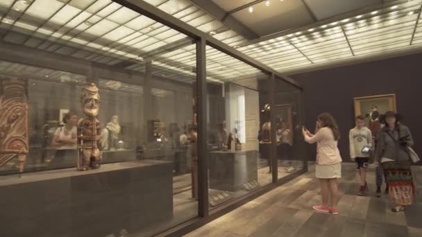 Pessoas olhando para exposições no novo Museu do Louvre em Abu Dhabi — Vídeo de Stock