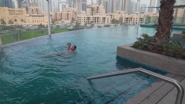 Openlucht zwembad met prachtig uitzicht op het centrum van Dubai in Damac Maison Dubai Mall Street stock footage video — Stockvideo