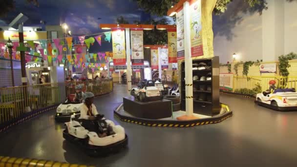 KidZania Dubai çocuklar ve ebeveynleri Dubai Alışveriş Merkezi Stok görüntüleri video, güvenli ve çok gerçekçi eğitim ortamı sağlar — Stok video