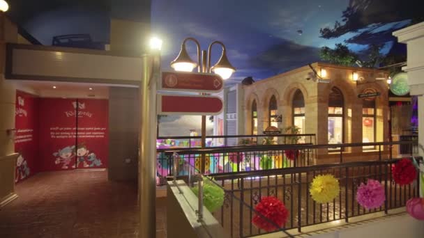 KidZania Dubai offre ai bambini e ai loro genitori un ambiente educativo sicuro e molto realistico al Dubai Mall — Video Stock