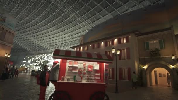 Italienische straße von cafés und geschäften im themenpark ferrari world abu dhabi stock footage video — Stockvideo