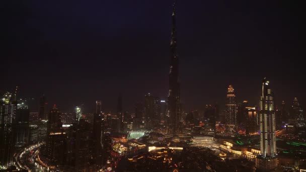 Wieżowiec Burdż Chalifa oraz dubajską fontannę w nocy Stockowy wideo — Wideo stockowe