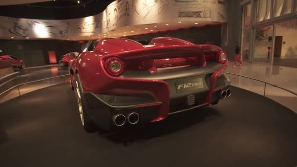 A vidámpark Ferrari World Abu Dhabi stock footage videóinak autó kiállítás — Stock videók
