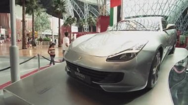 Sergi araba bir tema parkı Ferrari World Abu Dhabi stok görüntüleri video