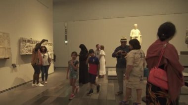 Abu Dabi stok görüntüleri video yeni Louvre Müzesi'nde sergilenen bakarak insanlar