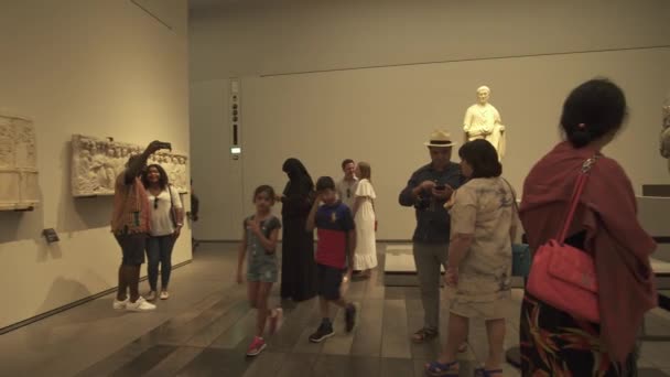 Gente mirando exposiciones en el nuevo Museo del Louvre en Abu Dhabi material de archivo de vídeo — Vídeo de stock