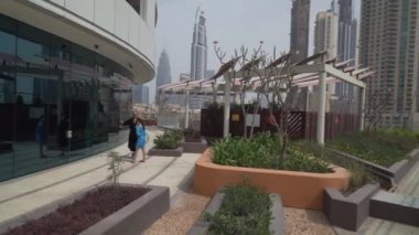 Otelden Damac Maison Dubai Alışveriş Merkezi Street Stok görüntüleri video açık teras