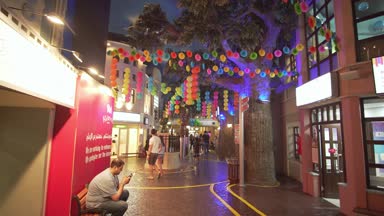 KidZania Dubai çocuklar ve ebeveynleri Dubai Alışveriş Merkezi Stok görüntüleri video, güvenli ve çok gerçekçi eğitim ortamı sağlar