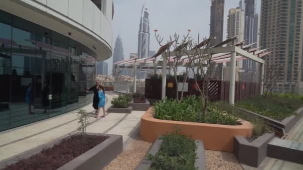 Open terras van het hotel Damac Maison Dubai Mall Street stock footage video — Stockvideo