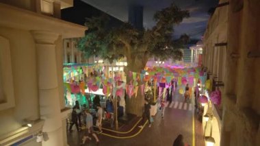 KidZania Dubai çocuklar ve ebeveynleri Dubai Alışveriş Merkezi Stok görüntüleri video, güvenli ve çok gerçekçi eğitim ortamı sağlar