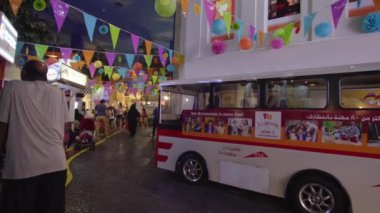 KidZania Dubai çocuklar ve ebeveynleri Dubai Alışveriş Merkezi Stok görüntüleri video, güvenli ve çok gerçekçi eğitim ortamı sağlar