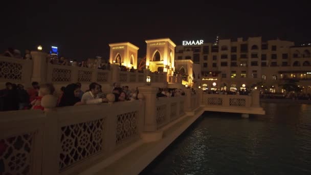 Souk Al Bahar em Burj Khalifa Lake à noite imagens de vídeo — Vídeo de Stock