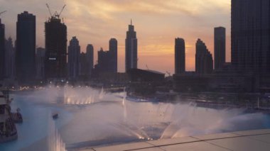 Dubai Çeşmesi dünyanın en büyük koreografisini Çeşme günbatımı arka plan Stok görüntüleri video üzerinde sistemidir
