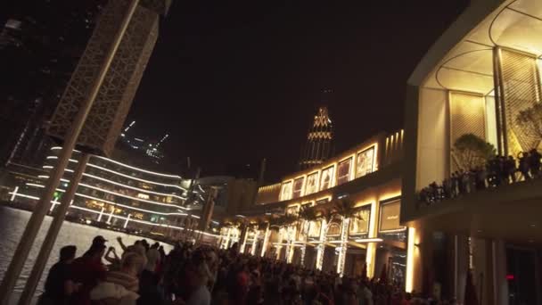 ドバイ ・ モールの建物は夜ストック映像ビデオで世界最大のショッピング センターです。 — ストック動画