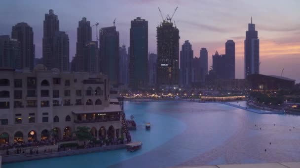 Arquitectura moderna Centro de Dubái alrededor del lago Burj Khalifa al atardecer — Vídeos de Stock