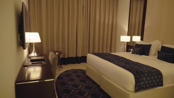 Slaapkamer in de appartementen van het hotel Damac Maison Dubai Mall Street stock footage video — Stockvideo