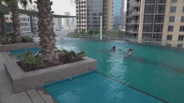 Openlucht zwembad met prachtig uitzicht op het centrum van Dubai in Damac Maison Dubai Mall Street stock footage video — Stockvideo