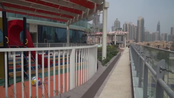 Kinderspielplatz auf der Terrasse mit schönem Blick auf die Innenstadt Dubais im Damac Maison Dubai Mall Street Stock Footage Video — Stockvideo