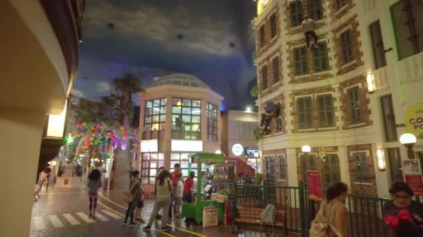 KidZania Dubai çocuklar ve ebeveynleri Dubai Alışveriş Merkezi Stok görüntüleri video, güvenli ve çok gerçekçi eğitim ortamı sağlar — Stok video