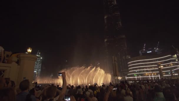 Dubai fontein is de werelden grootste gechoreografeerd fontein systeem op de Burj Khalifa Lake bij nacht stock footage video — Stockvideo