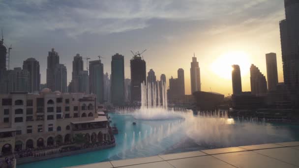 Dubai Çeşmesi dünyanın en büyük koreografisini Çeşme günbatımı arka plan Stok görüntüleri video üzerinde sistemidir — Stok video
