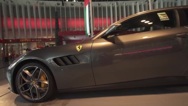 Výstava auto v zábavním parku Ferrari World Abu Dhabi stopáže videa — Stock video