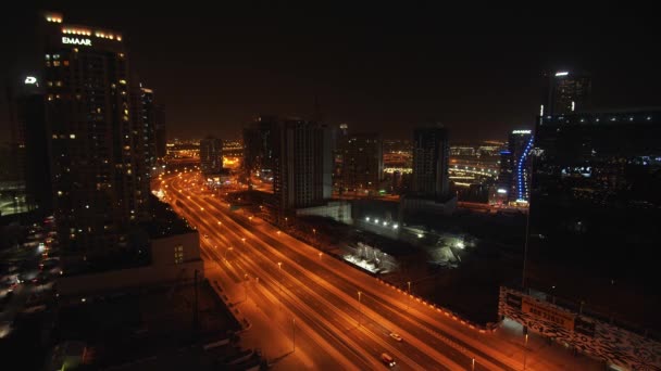 Downtown Dubai karayolu gece Stok görüntüleri video — Stok video