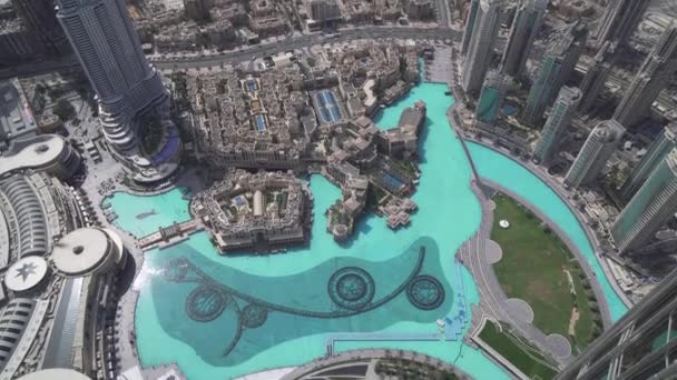 Σύγχρονη αρχιτεκτονική Downtown Dubai και το Burj Khalifa λίμνη, στους πρόποδες του το ψηλότερο κτίριο στο παγκόσμιο απόθεμα φιλμ βίντεο — Αρχείο Βίντεο