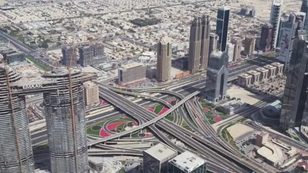 Moderne stedelijke multi-level weg kruispunten in Downtown Dubai uitzicht vanaf de top stock footage video — Stockvideo