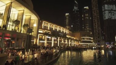 Modern mimari Downtown Dubai Uluslararası Dubai Kongre ve Sergi Sarayı göl günbatımı Stok görüntüleri video