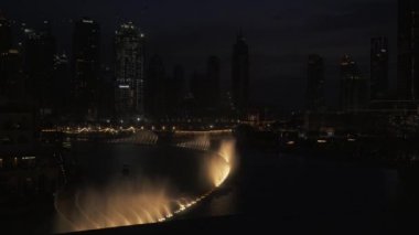 Dubai Çeşmesi dünyanın en büyük koreografisini Çeşme gece Stok görüntüleri video, Uluslararası Dubai Kongre ve Sergi Sarayı gölde sistemidir